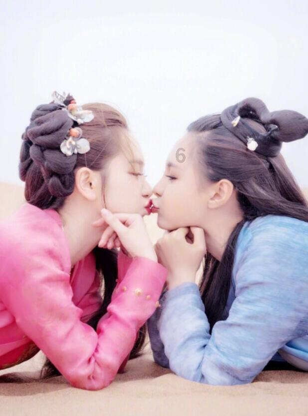 女子登机前鞋子开口，保洁阿姨用胶带帮忙缠好